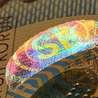 Close-up of a fully metallized KINEGRAM® Patch on the former 5000 Slovakian Koruna banknote