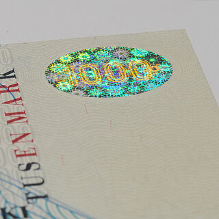 Close-up of a fully metallized KINEGRAM® Patch on the former 1000 Finnish Markka banknote