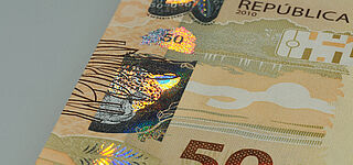 Close-up of a Brazilian 50 Real banknote with a partially metallized KINEGRAM® showing a leopard and jungle leaves