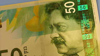 Close-up of Israeli 50 Shekels banknote with KINEGRAM VOLUME® Stripe