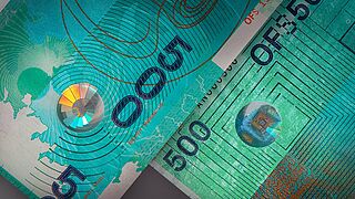 Close-up of KINEGRAM® APL sample with a circular geometric design