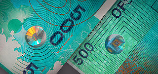 Close-up of a KINEGRAM REVIEW® patch over Window with different designs on front and back